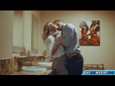 ❤️ وقتی یک بلوند بی تنه شما را در یک دستشویی عمومی اغوا می کند ❤️ جنس با کیفیت در پورنو fa.befuck-net.ru ❤